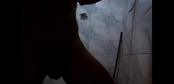  Moreno no banho exibindo on pau preto , sensualizando